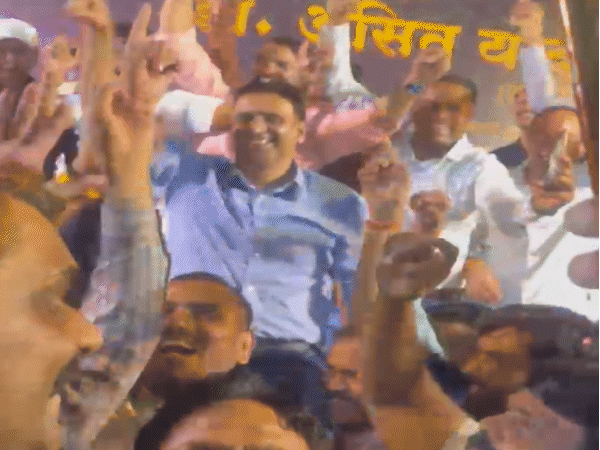 भिंड एसपी डॉ. असित यादव ने ‘खलनायक हूं मैं’ गाना गुनगुनाया और डांस भी किया।
