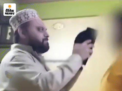 तौसीफ का वीडियो है, जिसमें वो साथी कर्मचारी को टोपी पहनाते दिख रहा है।