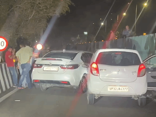 अल्टो वाला युवक दोनों युवकों के हाथ जोड़ता रहा। इस दौरान दोनों उसे अपनी होंडा सिटी में कुछ दिखाने की कोशिश कर रहे हैं।