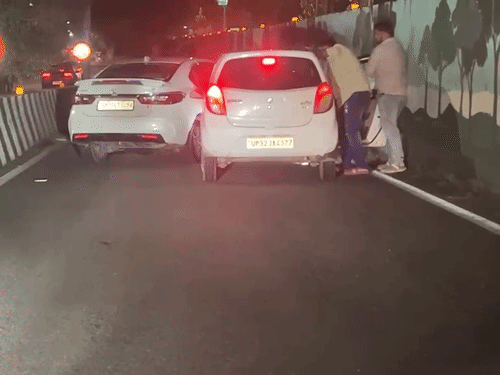 युवकों ने अपनी होंडा सिटी को लेफ्ट से ओवरटेक कर अल्टो को रोक लिया।