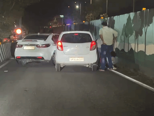 युवक को अल्टो से नीचे कॉलर पकड़कर खींच लिया। नीचे गिराकर पीटा और घसीटा।