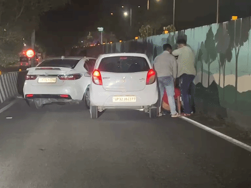 जमीन पर गिरे अल्टो वाले को उठाकर उसे फिर पीटा।