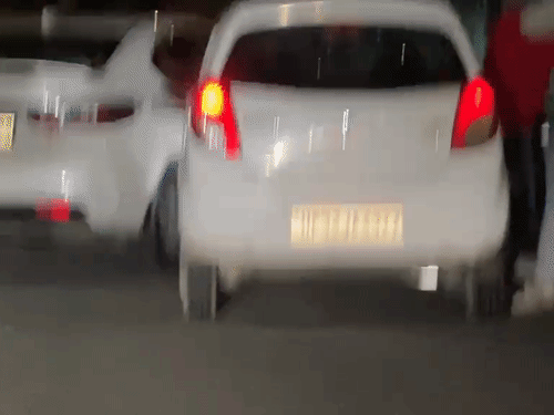 युवक के बाल पकड़कर उसे मारा।