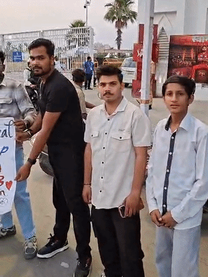 आज दोनों टीमों ने प्रैटिक्स किया। विराट कोहली के फैंस पोस्टर लेकर पहुंचे।