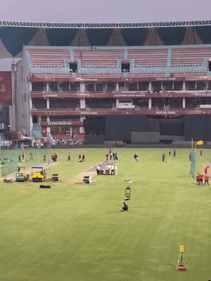 इकाना स्टेडियम में 7 मई को LSG और RCB के बीच IPL का मैच खेला जाएगा। मौसम को लेकर आज पिच ढक दी गई।