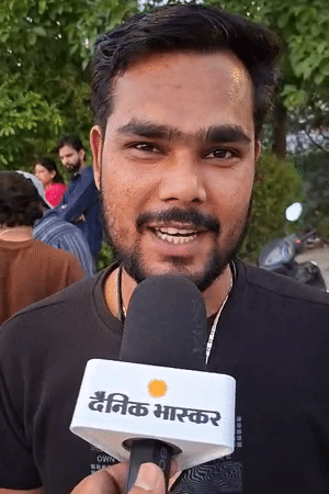 बिहार छपरा से लखनऊ आए पवन ने बताया- मैं सिर्फ विराट कोहली को देखने लखनऊ आया हूं। 2 दिन पहले ही आ गया हूं। यहां होटल में रुका हूं।