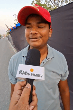 आदित्य ने कहा- विराट कोहली तो अपना राजा है। पॉलीटेक्निक के एग्जाम होने वाले हैं, लेकिन तैयारी छोड़कर उन्हें देखने चले आया।