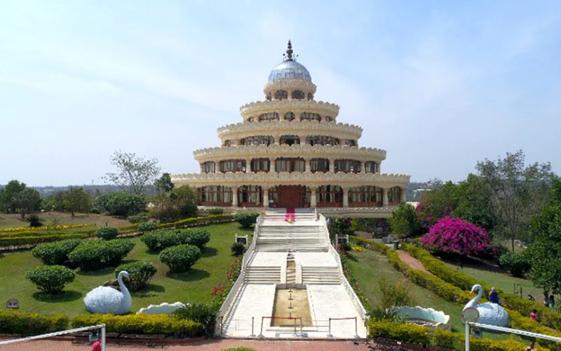 यह तस्वीर आर्ट ऑफ लिविंग के अंतरराष्ट्रीय केंद्र की है। इसी कैंपस में नया ध्यान केंद्र बन रहा है।