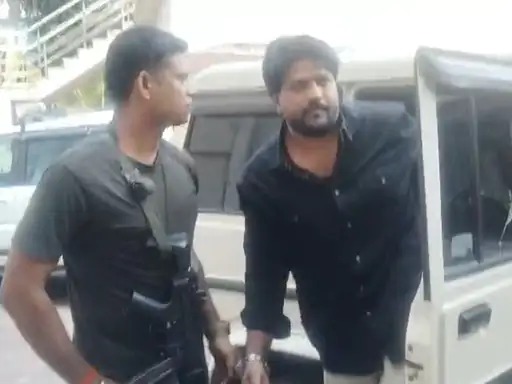 पूछताछ में सैफी ने बताया कि दुबई से भागने के लिए उसने जैश-ए-मोहम्मद से जुड़े एक सहयोगी की मदद ली। वह डंकी रूट से पाकिस्तान का पंजाब प्रांत चला गया।