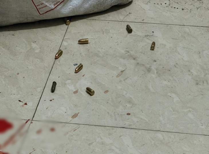 घटनास्थल पर पुलिस ने गोलियां और खाली कारतूस बरामद किए।