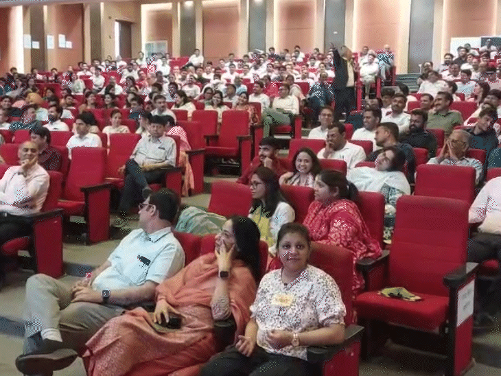 वर्कशॉप में मोटिवेशनल स्पीकर्स को भी बुलाया गया। इस दौरान विभागीय मुद्दों पर कम बल्कि प्राइवेट संस्थाओं का प्रमोशन ज्यादा किया गया।