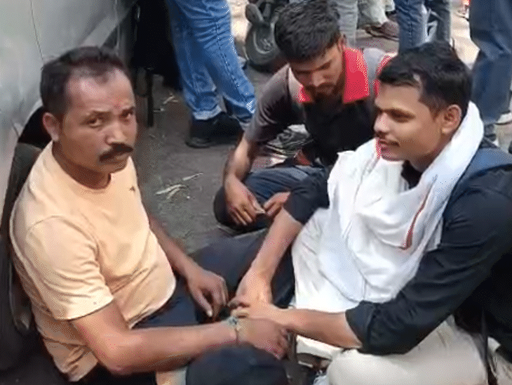 प्रदर्शन के दौरान डीपीआई के सामने बैठे प्रदर्शनकारी।