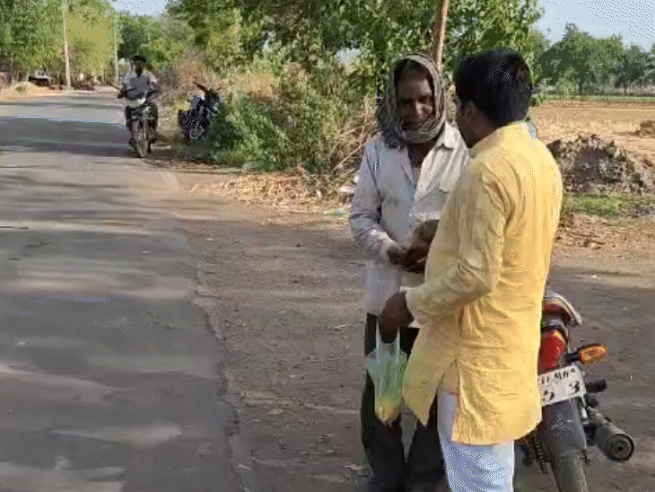 In Manawar, Congress distributed yellow rice in more than 15 villages, inviting them to join the movement.