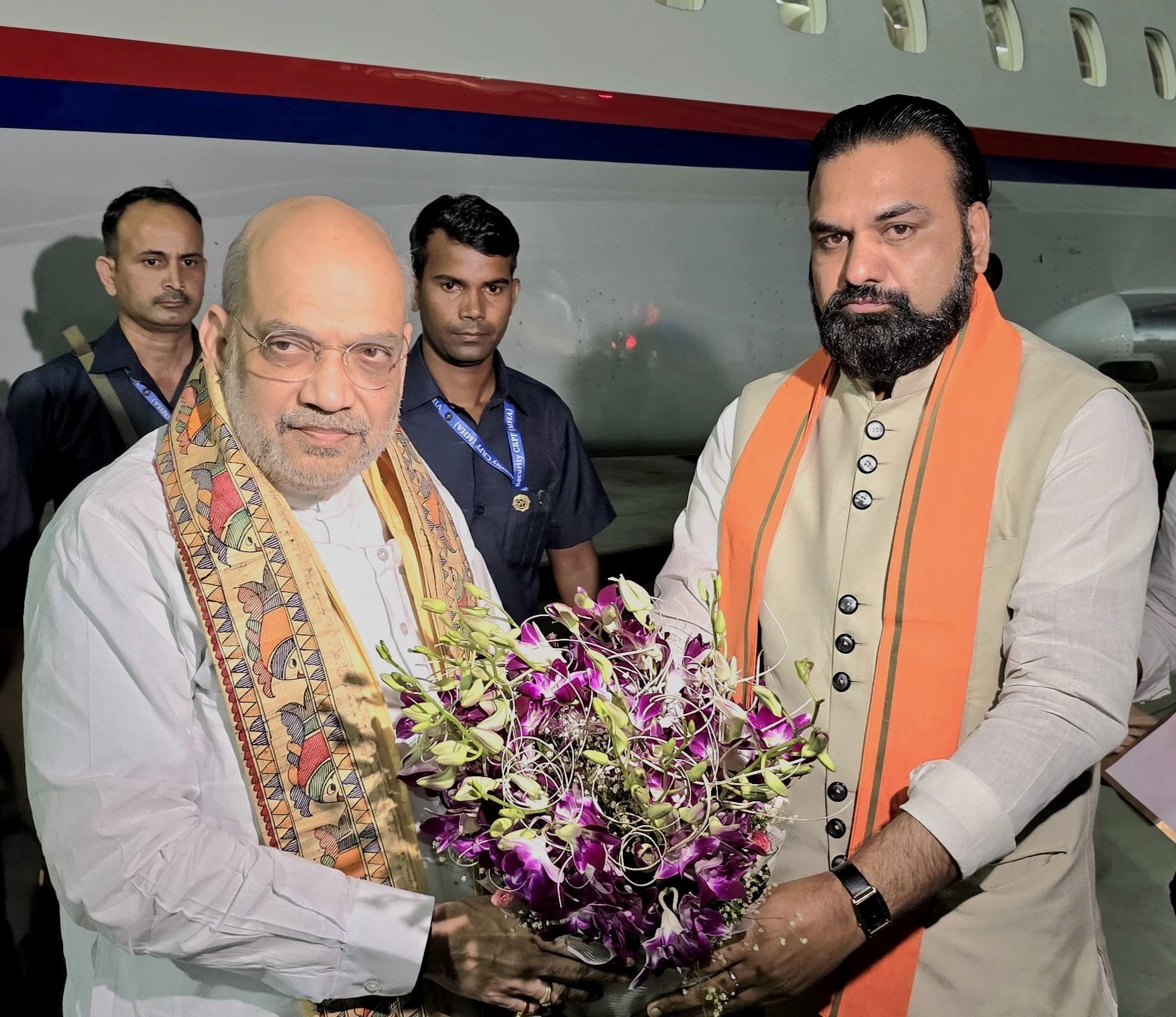 सीएम सम्राट चौधरी ने पटना एयरपोर्ट पर गृह मंत्री अमित शाह का स्वागत किया।