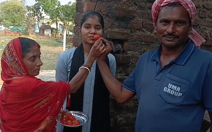 माता-पिता के साथ छोटी कुमारी।
