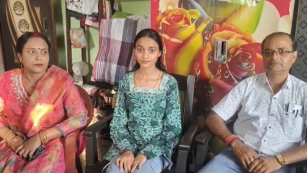 प्रियंशी खत्री अपने माता-पिता के साथ।