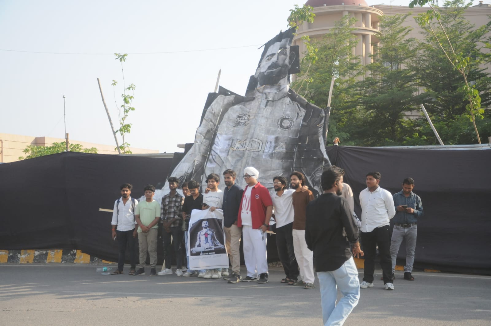 इकाना स्टेडियम के बाहर विराट कोहली की 15 फीट ऊंची तस्वीर लगाई गई है।