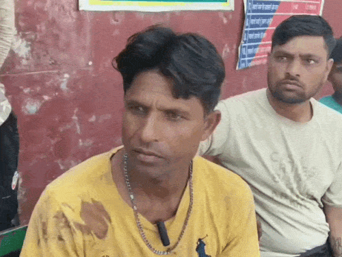 बच्ची के पिता प्यारे लाल घटना के बारे में बताते हुए।