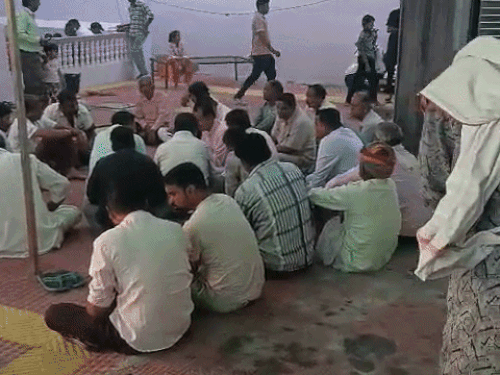 अग्निवीर युवराज सिंह के शहीद होने की खबर के बाद उनके घर पहुंचे ग्रामीण।