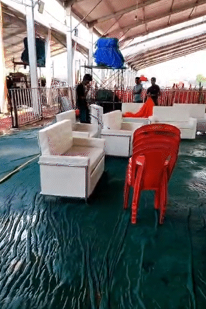 बिहार में पटना के गांधी मैदान में शपथ समारोह से पहले बारिश के बाद पानी भर गया। टेंट में रखे सोफा भीग गए।