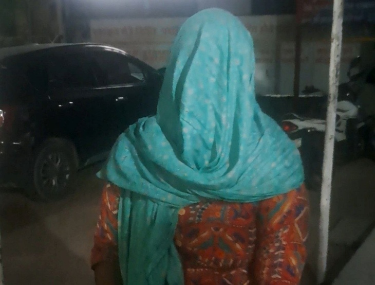 हैदराबाद क्षेत्र की रहने वाली युवती की सोशल मीडिया के जरिए पाली के एक युवक से दोस्ती हुई। इसके बाद दोनों ने जोधपुर के आर्य समाज मंदिर में शादी की और युवती उसके साथ पाली आ गई।