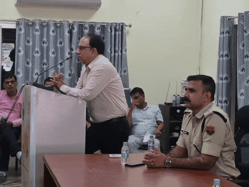 मीटिंग में आए मुख्य अतिथि जिला कलेक्टर एडिशनल एसपी देवेंद्र सिंह राजावत