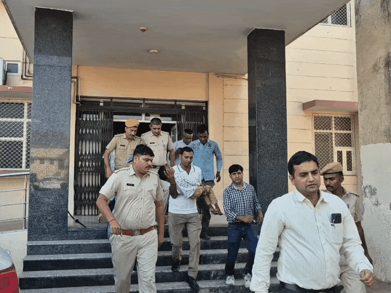 एम्बुलेंस द्वारा घायलों को इमजेंसी में भर्ती करवाया गया।