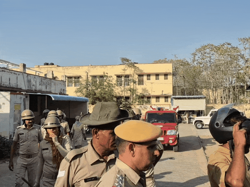 मौके पर मौजूद आला अधिकारी