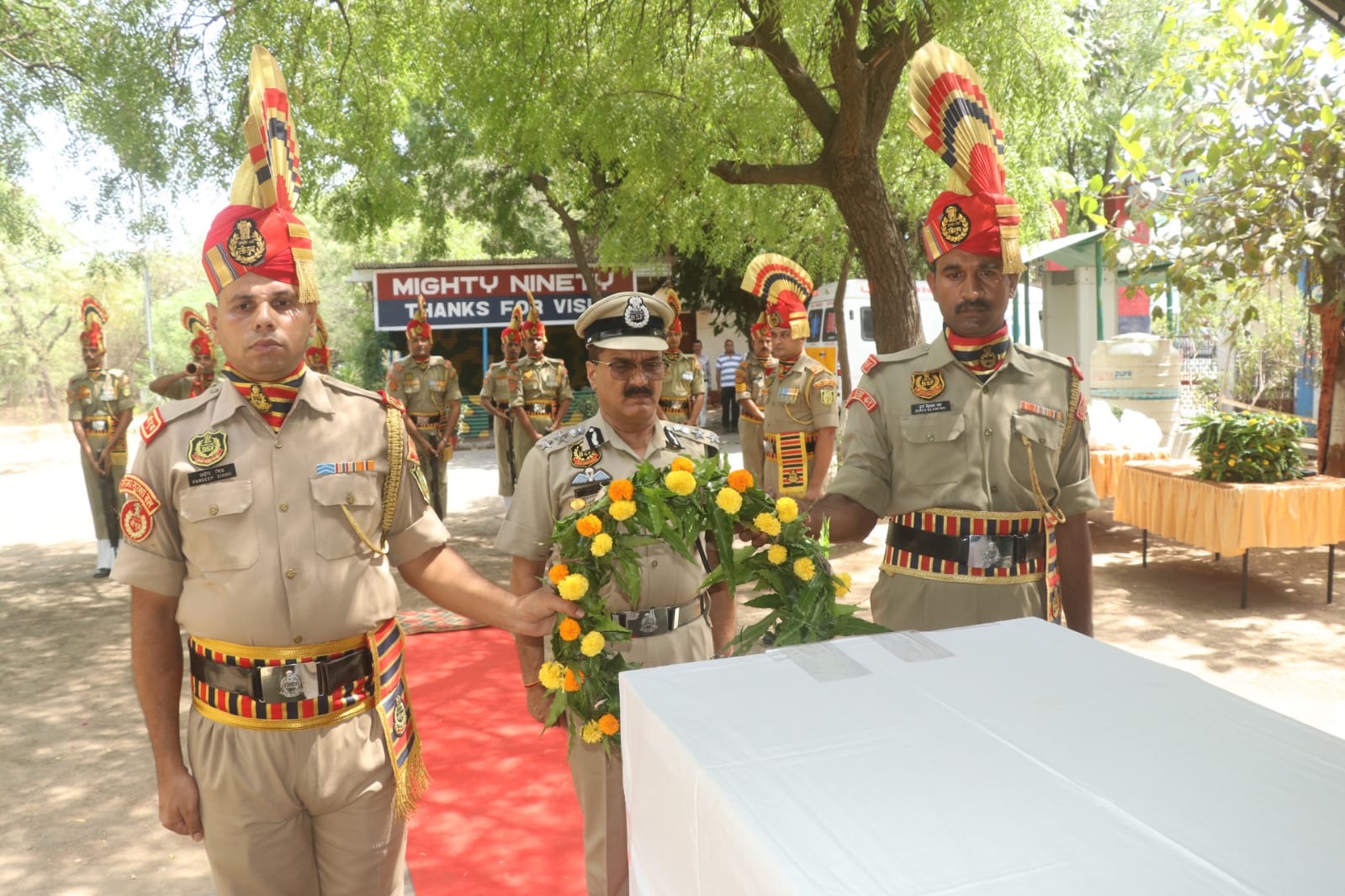गांधीधाम में बुधवार दोपहर को सुल्तान सिंह की पार्थिव देह को सलामी देते BSF के अधिकारी।