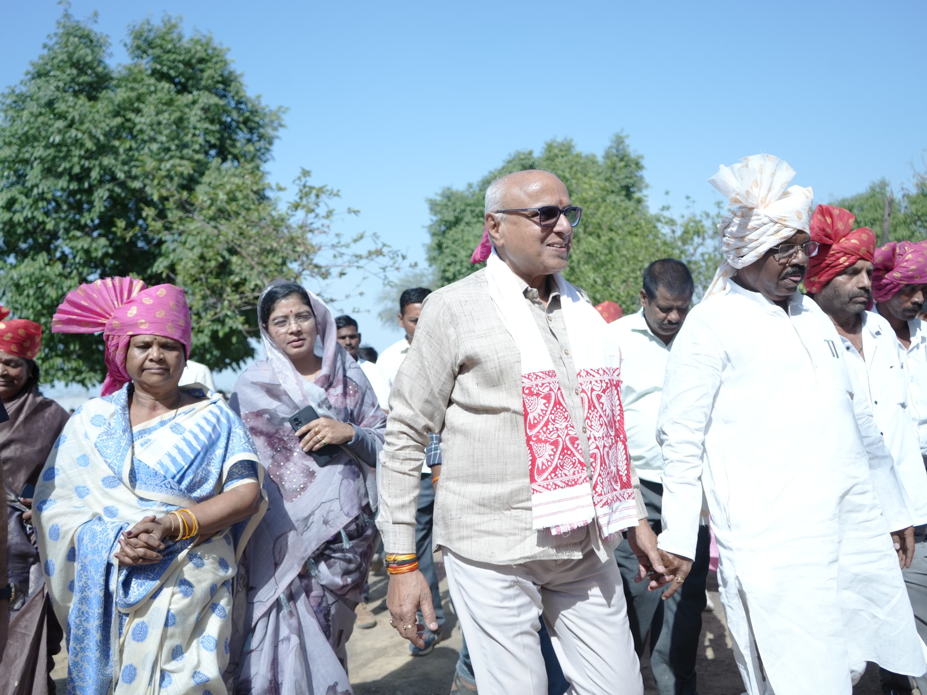 विवाह सम्मेलन में पहुंचे सांसद डॉ. राजेश मिश्रा।