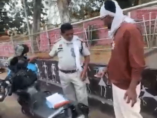 ट्रैफिक सब इंस्पेक्टर महेश्वर देवांगन ने रिश्वत लिया।
