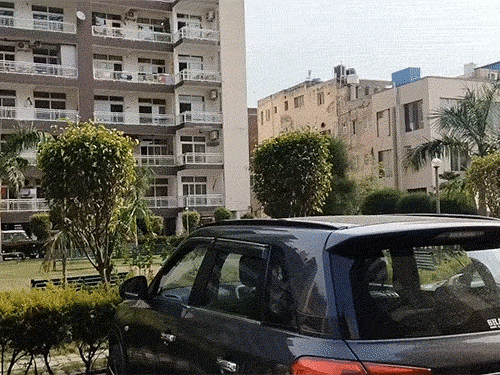 रेड के दौरान पूरी सोसाइटी में सन्नाटा पसरा रहा।