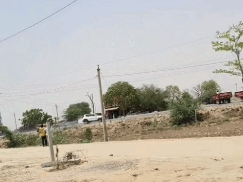 श्रीगंगानगर में कार के ट्रॉली से टकराने के बाद तस्कर खेतों में भागे, लेकिन पुलिस ने पीछा कर दबोच लिया।