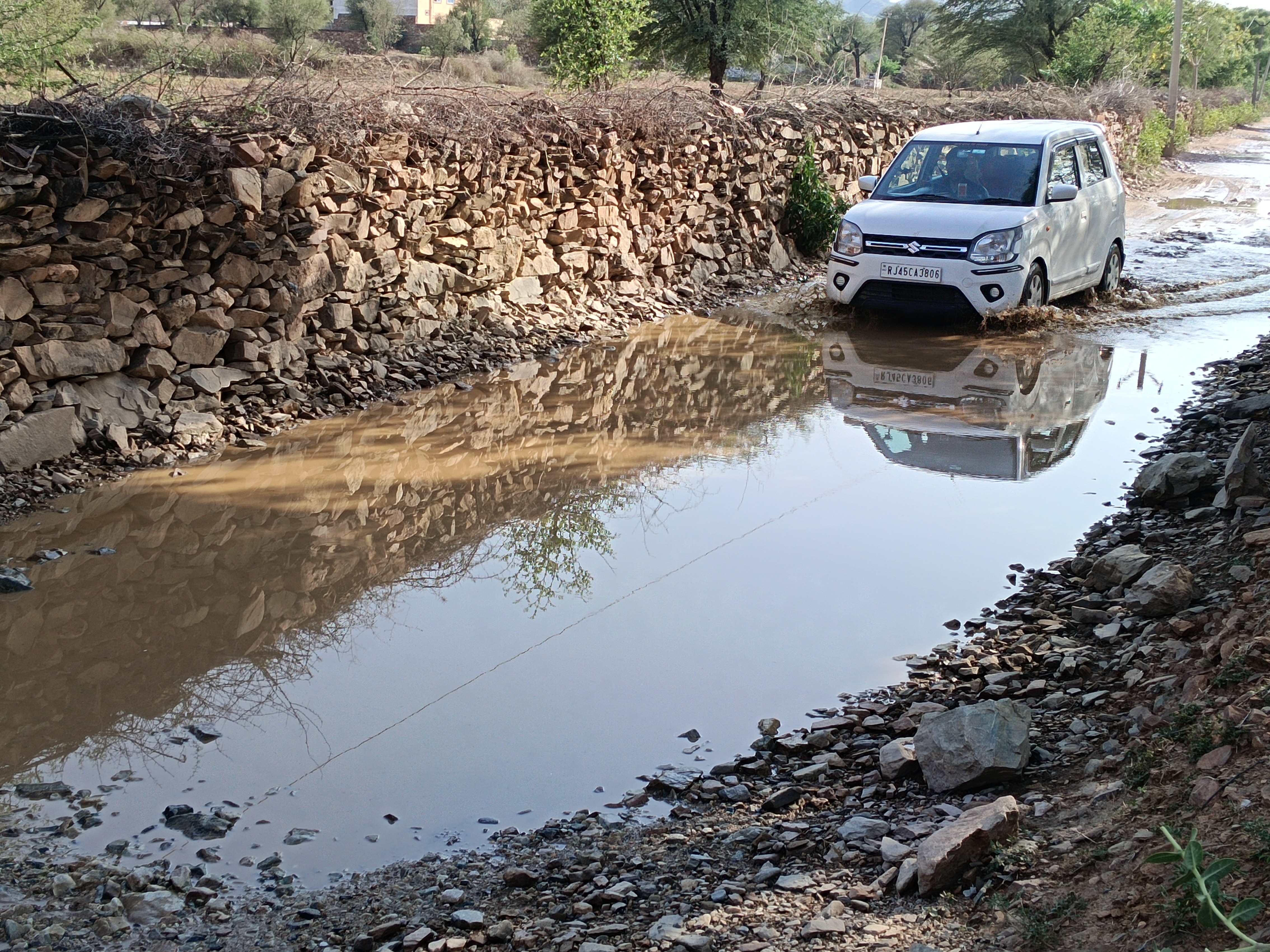 पहाडिला की मुख्य सड़क पर पानी भरा हुआ है।
