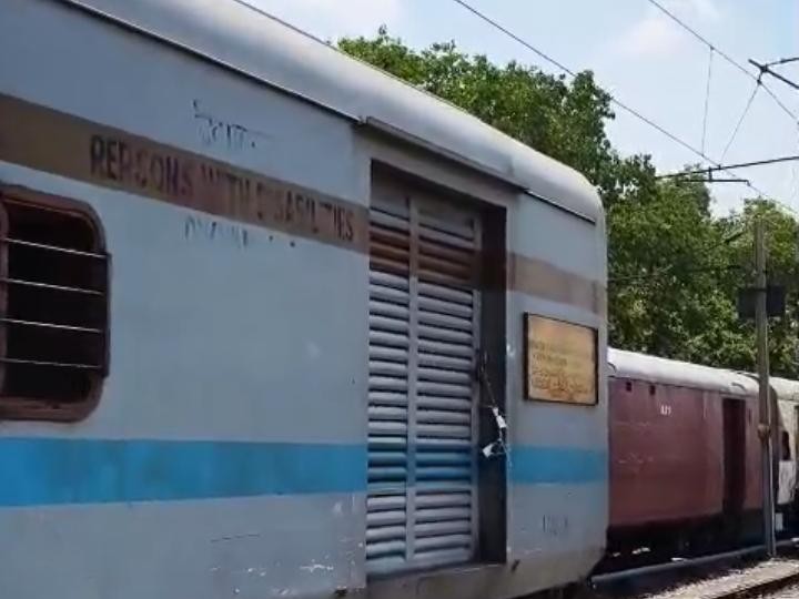 चलती ट्रेन में चढ़ने की कोशिश न करने की सलाह दी जा रही है