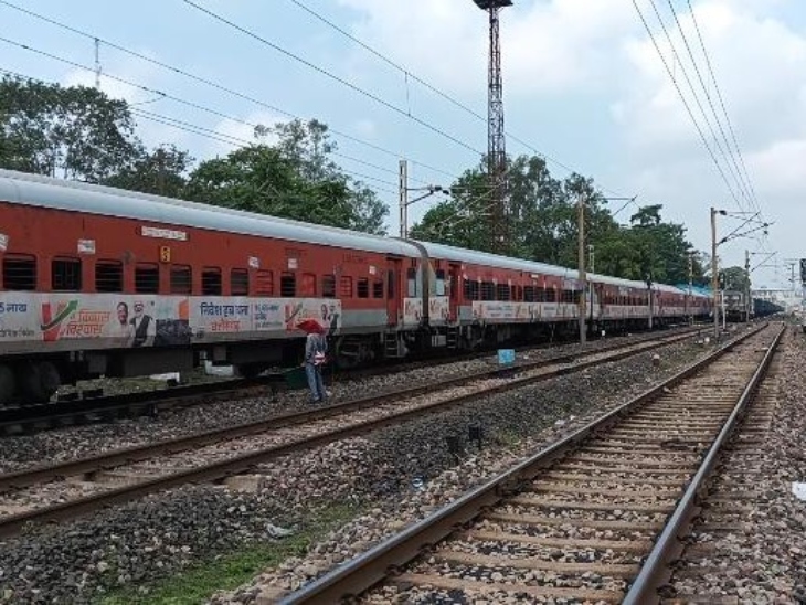 महिला कोच में अवैध रूप से सफर करने वाले पुरुष यात्रियों पर भी कार्रवाई की।