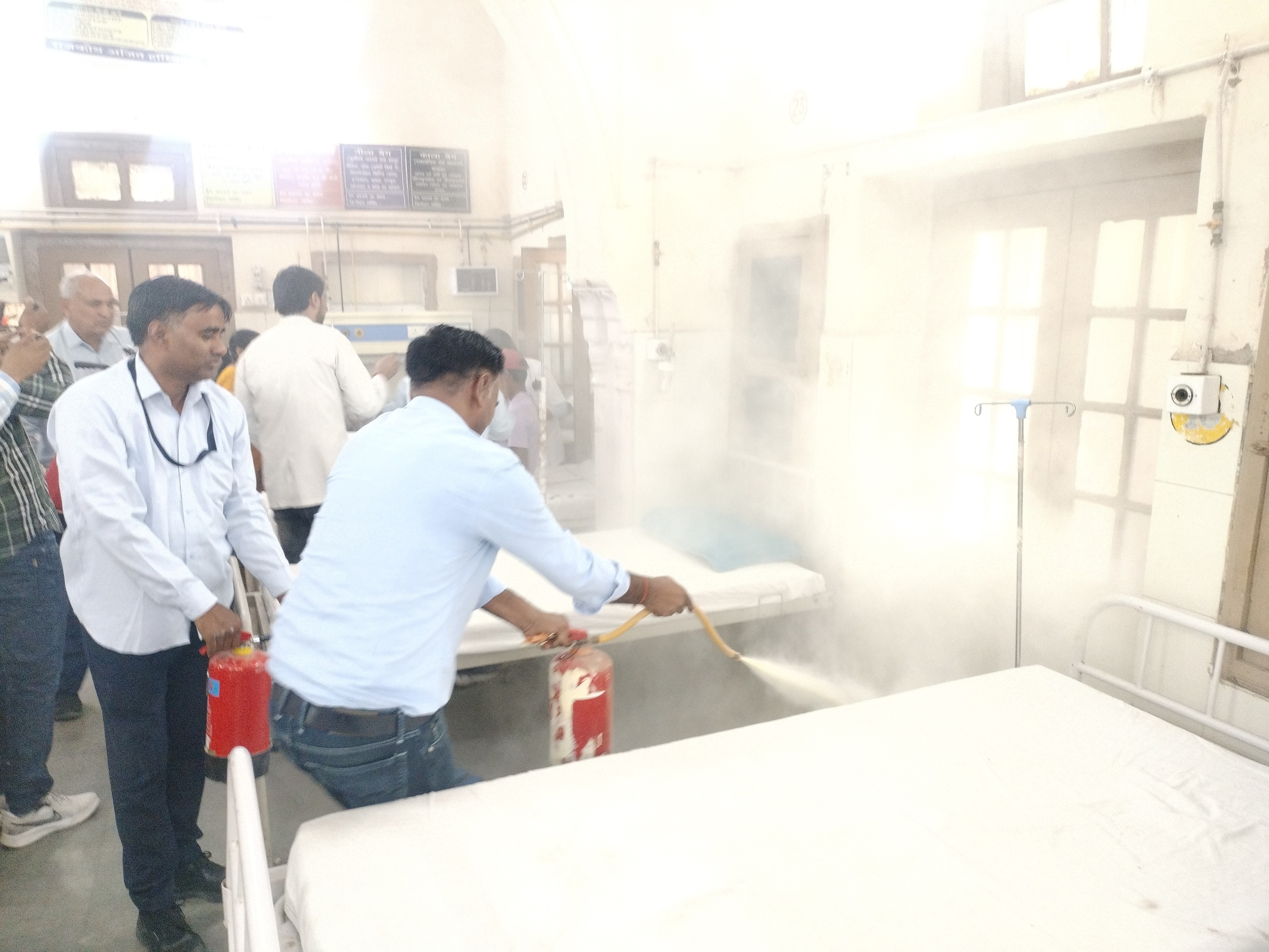 मॉकड्रिल के दौरान अस्पताल परिसर में आपातकालीन स्थिति जैसा माहौल बनाया गया, ताकि कर्मचारियों को वास्तविक परिस्थितियों में काम करने का अनुभव मिल सके।