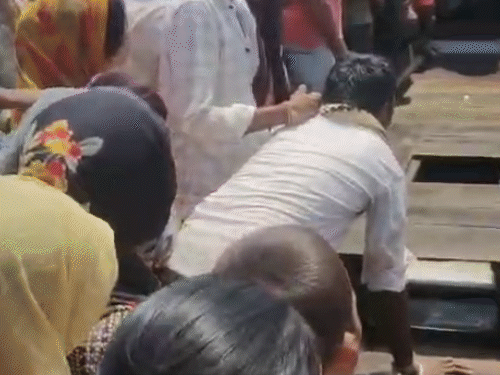 सभी 11 लोग इसी नाव में सवार थे। जहां हादसा हुआ था वहां से 100 मीटर की दूरी पर ये नाव भी मिल गई।
