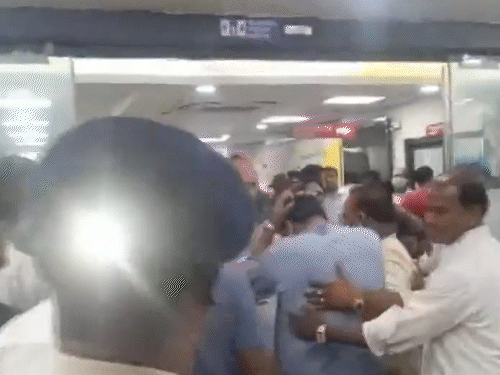 अस्पताल में बीजेपी कार्यकर्ता की भीड़ पहुंची।