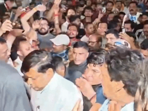 भाजपा नेता सुकांत मजूमदार विवासिटी अस्पताल पहुंचे।