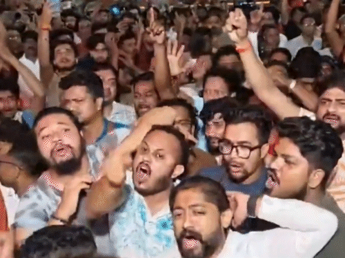 मध्यमग्राम में विवासिटी अस्पताल के बाहर भाजपा कार्यकर्ताओं की भीड़।