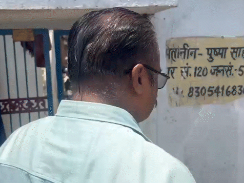 मकान पुष्पा साहू का बताया जा रहा है, जहां से बम बनाने का सामान मिला है।