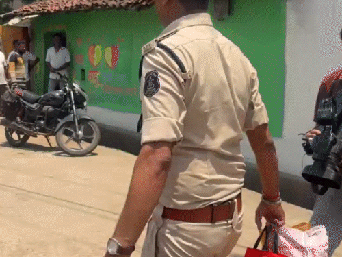 जांच के दौरान एक संदिग्ध बैग से बैटरी, वायर, एयरगन, दो बोतल कैमिकल और डेटोनेटर नुमा सामान बरामद किया गया।