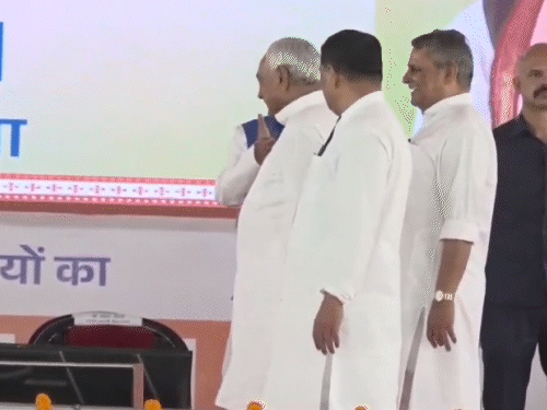 CM की कुर्सी को देख आगे बढ़ते नीतीश कुमार।