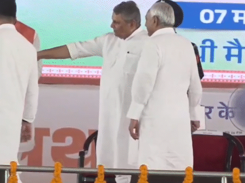 डिप्टी CM ने नीतीश से कहा ये मुख्यमंत्री की कुर्सी है, चलिए उधर बैठते हैं।