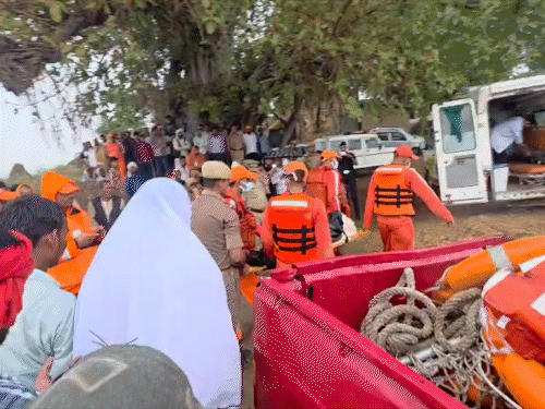 नदी से बरामद शवों को पोस्टमॉर्टम के लिए जिला अस्पताल भिजवाया गया। इसके बाद शव परिजनों को सौंपे जाएंगे।