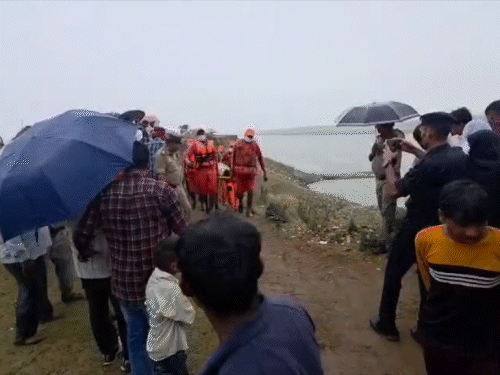 हादसे के करीब 15 घंटे बाद एक महिला का शव बरामद किया गया। इसके बाद 2 बच्चियों के शव भी मिले। 3 बच्चे अब भी लापता हैं।