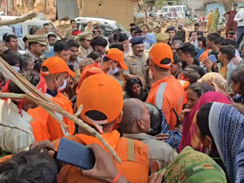 रेस्क्यू के दौरान लापता बच्चों की मां का रो-रोकर बुरा हाल है। वह रेस्क्यू में लगे लोगों के सामने हाथ जोड़कर बच्चों को बचा लाने की गुहार लगाती रही।