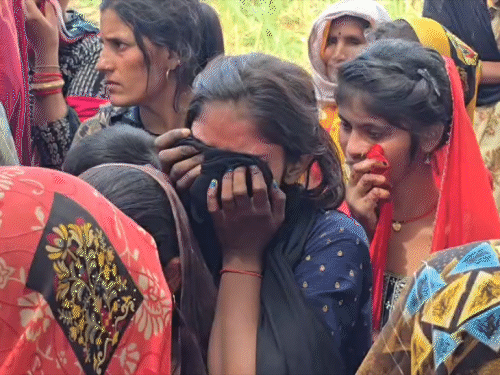 नदी के किनारे घाट पर लापता लोगों के परिजन डेरा डाले हुए हैं। उनका रो-रोकर बुरा हाल है।