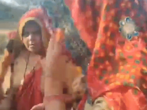 आक्रोशित महिलाओं ने जेईएन की गाड़ी को घेर लिया।